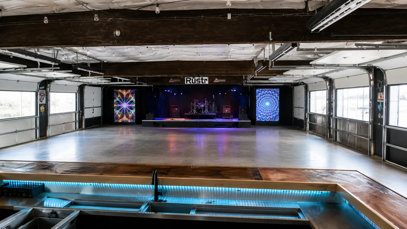 Rüstr Music Hall set as an open industrial event space